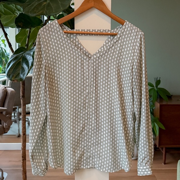 White and green patterned blouse - Picture 1 of 3